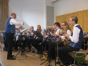 Mehr über den Artikel erfahren Nachwuchs des Musikvereins Obertiefenbach eröffnet musikalisch das Pfarrfest